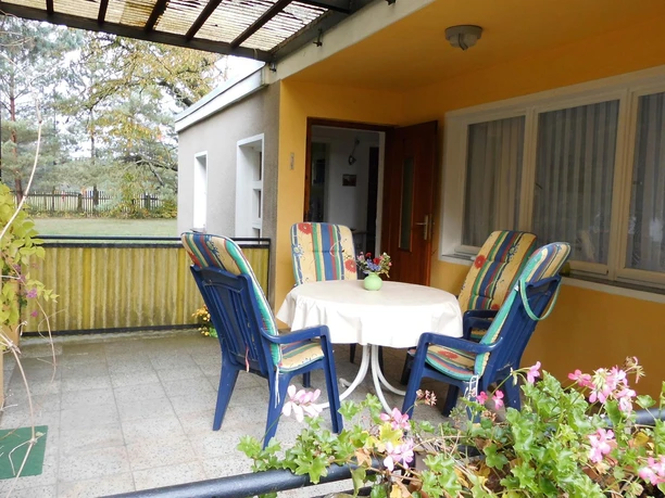 überdachte Terrasse mit Gartenmöbeln