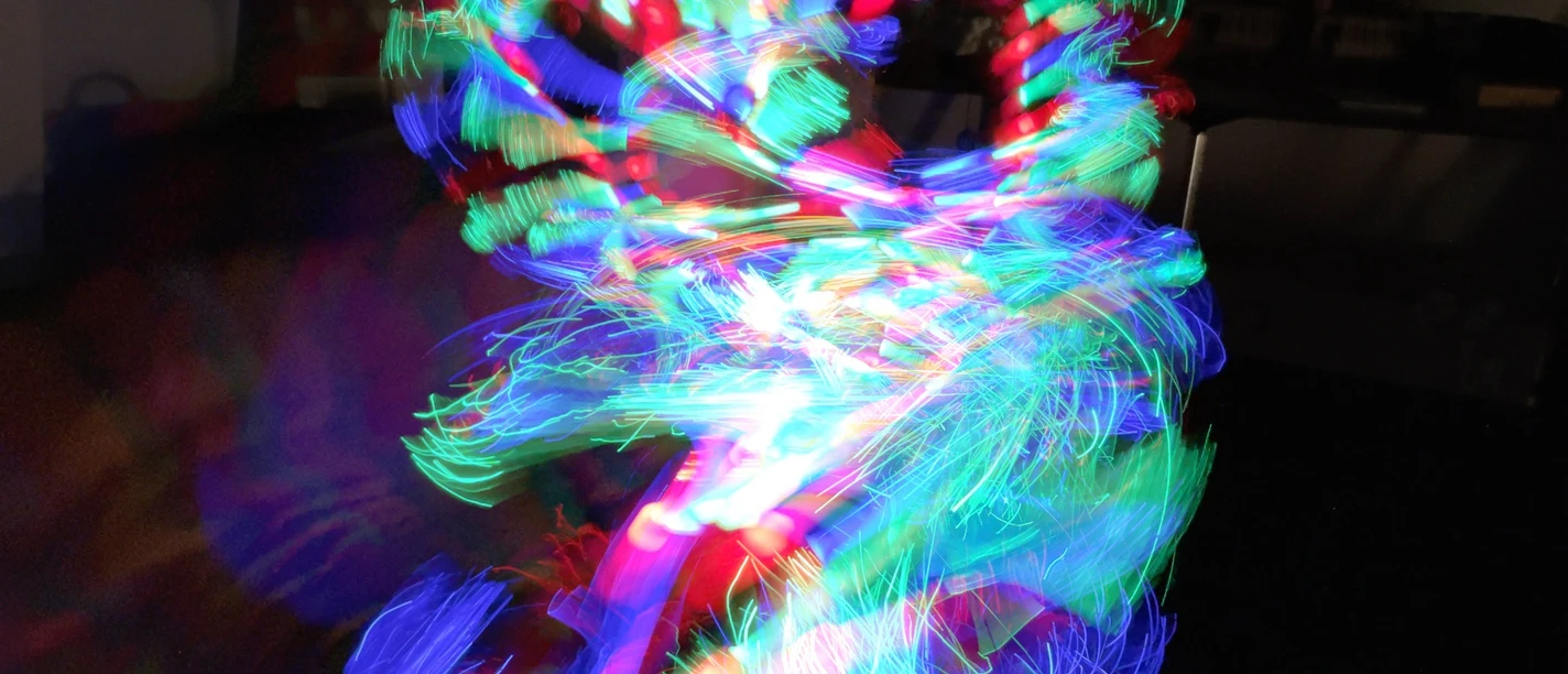 Workshop: „Light Painting am Abend“ Farbenfrohe Lichtmalerei mit langen Belichtungszeiten, die im Dunkeln schimmernde Muster erzeugt.