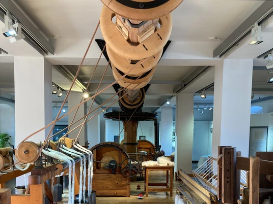 1. Etage "Hohe Fabrik" im LVR-Industriemuseum Textilfabrik Cromford Maschinen im LVR-Industriemuseum Textilfabrik Cromford zeigen historische Textilherstellung.