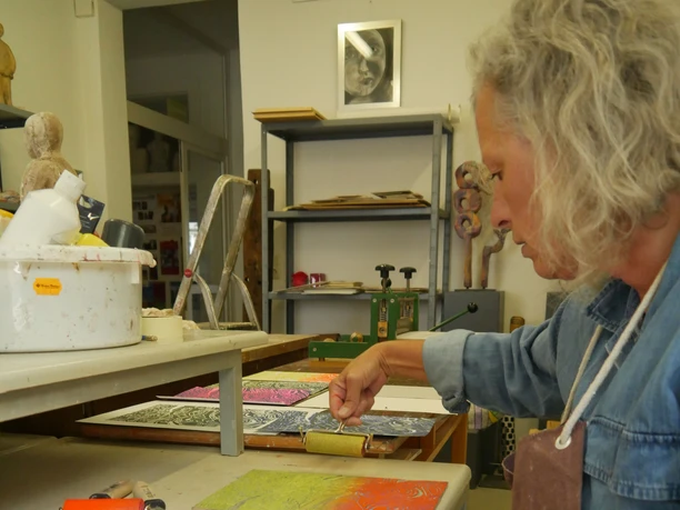 Ateliergemeinschaft Minderheide - Manuela Johne-Sande in der Werkstatt Künstlerin Manuela Johne-Sande arbeitet konzentriert in einer lebendigen Atelierumgebung.