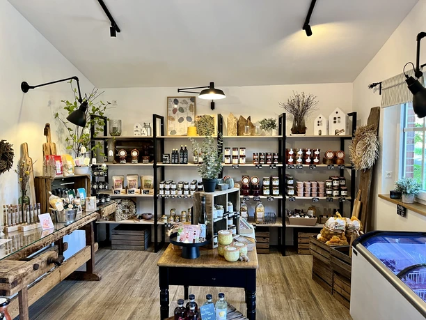 HOF.echt Hofladen Fam. Theissing in Salzbergen ©Emsland Tourismus GmbH (8).jpg Verkaufsraum mit Regalen voller regionaler Produkte, Gläser, Flaschen und Dekoration aus Naturmaterialien.