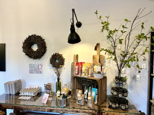 HOF.echt Hofladen Fam. Theissing in Salzbergen ©Emsland Tourismus GmbH (15).jpg Verkaufstisch im Hofladen mit regionalen Produkten, Dekoration aus Naturmaterialien und frischen Zweigen