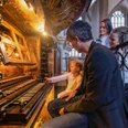 grosse-silbermannorgel-freiberg.jpg Eine Familie bewundert die große Silbermann-Orgel in der Freiberger Kirche.