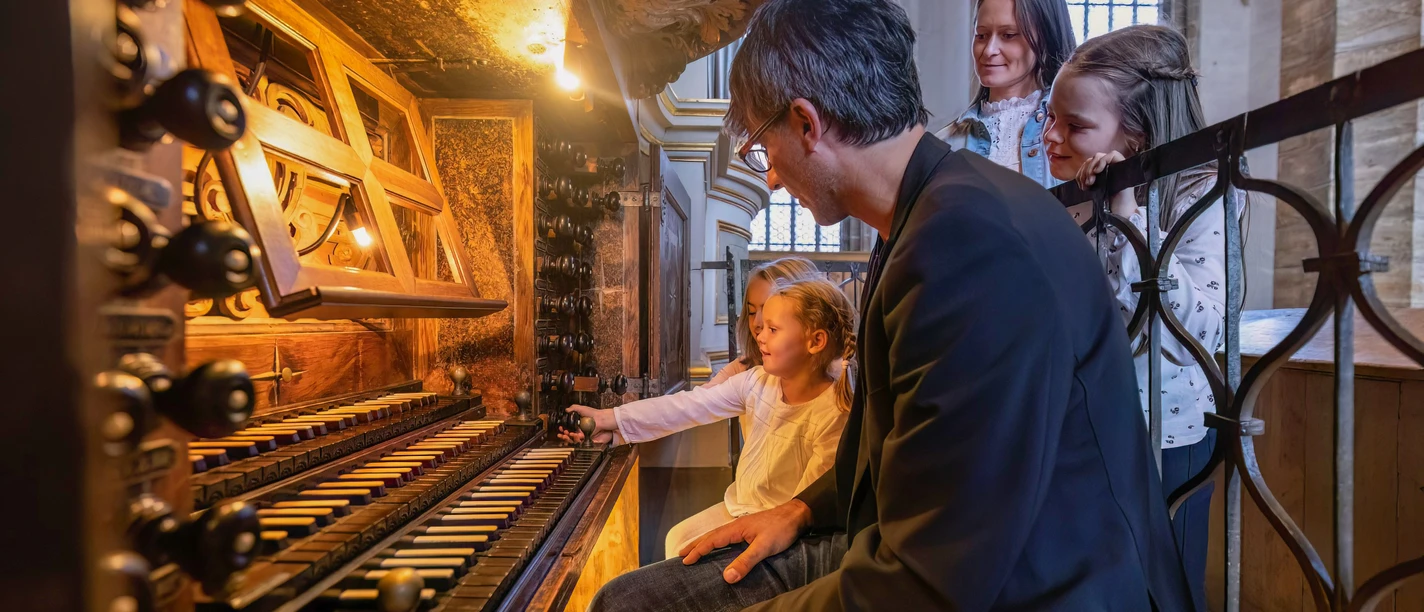 grosse-silbermannorgel-freiberg.jpg Eine Familie bewundert die große Silbermann-Orgel in der Freiberger Kirche.