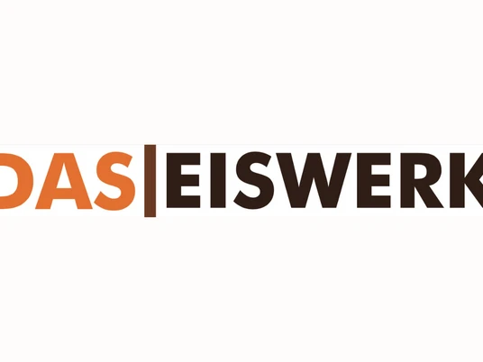 DasEiswerk1.png Zu sehen ist das Logo Eiswerk. Der Hintergrund ist weiß, während der Schriftzug in Braun, Orange und Schwarz gestaltet wurde.