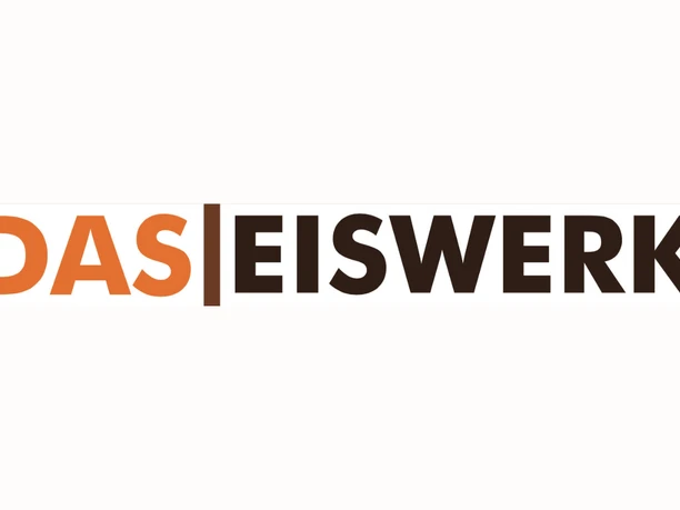 DasEiswerk1.png Zu sehen ist das Logo Eiswerk. Der Hintergrund ist weiß, während der Schriftzug in Braun, Orange und Schwarz gestaltet wurde.