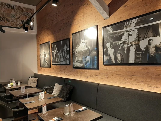 Karlchens1.jpg Ja, der Satz klingt grundsätzlich richtig, aber er könnte noch etwas flüssiger formuliert werden. Hier isZu sehen ist der Innenbereich der Backstube. Die Einrichtung wirkt sehr einladend durch moderne Bilder an einer Holzwand und gepolsterte Bänke.