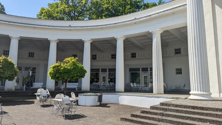 PXL_20240430_111644738.jpg Auf dem Bild ist die Wandelbar zu sehen, die über gemütliche Sitzmöglichkeiten im Freien verfügt.