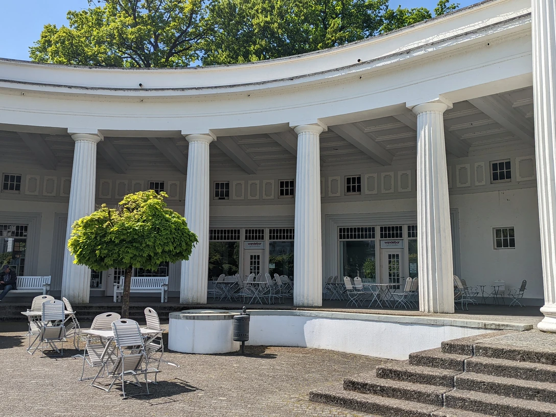 PXL_20240430_111644738.jpg Auf dem Bild ist die Wandelbar zu sehen, die über gemütliche Sitzmöglichkeiten im Freien verfügt.