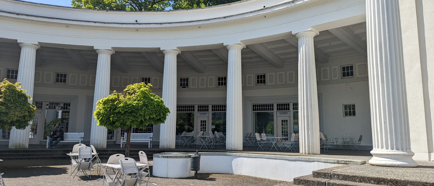 PXL_20240430_111644738.jpg Auf dem Bild ist die Wandelbar zu sehen, die über gemütliche Sitzmöglichkeiten im Freien verfügt.