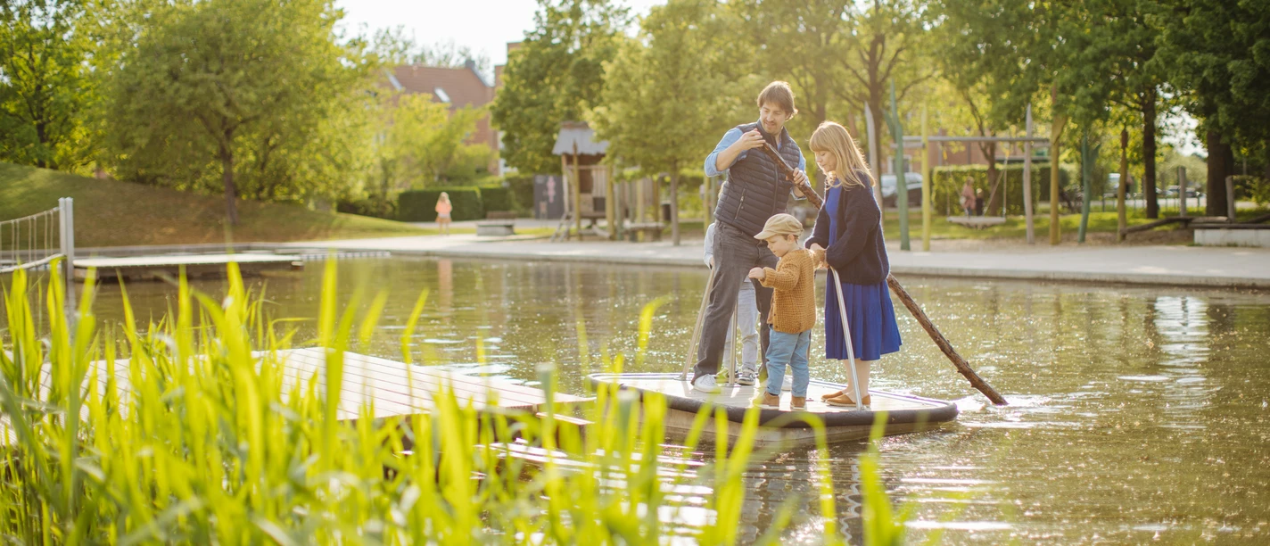 Volkspark Potsdam Ein junges Paar mit Kind auf dem Wasserspielplatz im Volkspark Potsdam