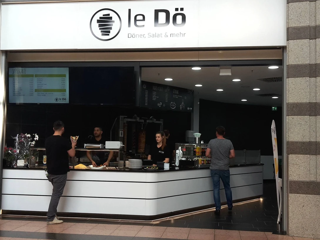 LeDö Ein Imbissstand mit dem Namen "LeDö", der Döner, Salate und mehr anbietet. Kunden stehen davor.
