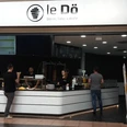 LeDö Ein Imbissstand mit dem Namen "LeDö", der Döner, Salate und mehr anbietet. Kunden stehen davor.