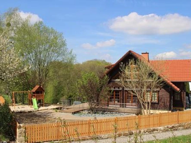 Haus mit Garten und Kinderspielplatz