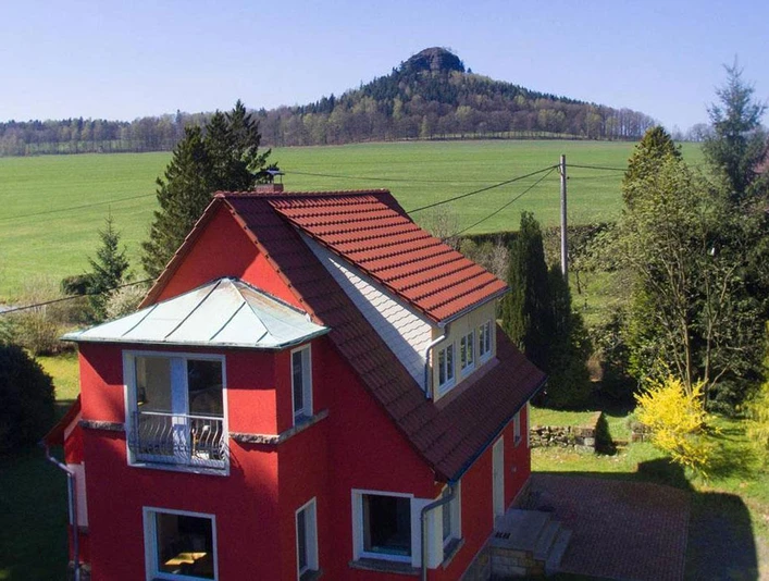 Waldhufenhaus mit Zirkelstein im Hintergrund