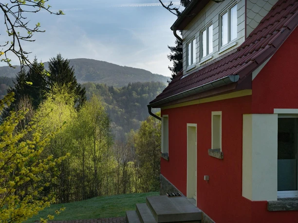 Hauseingang und Blick zum Großen Winterberg