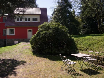 Hausansicht mit Sitzecke im Garten