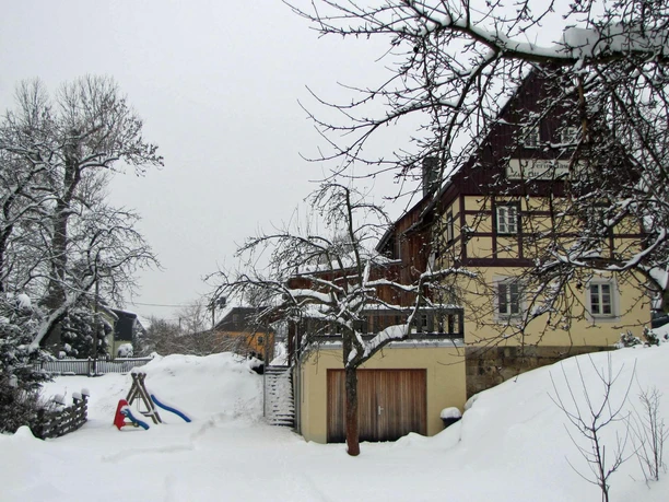 Das Ferienhaus tief verschneit
