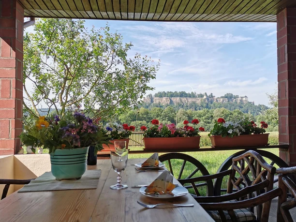 Großzügige Terrasse mit Blick zur Festung