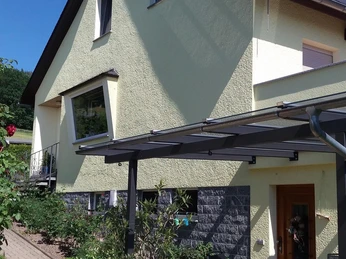 Hausansicht mit Terrasse