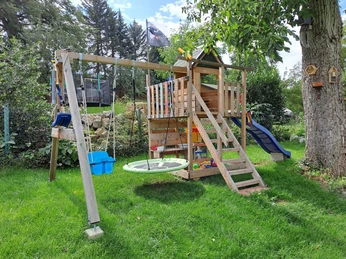 Spielplatz im Grundstück