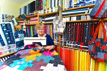 Anke Hanstein im St bbchen Foto Stefan Bochenek Urheber Erlebnisregion Mittleres Fuldatal 1MB