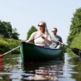 Paddeln auf der Hamme 2 Personen sind mit einem Kanu auf dem Fluss Hamme unterwegs