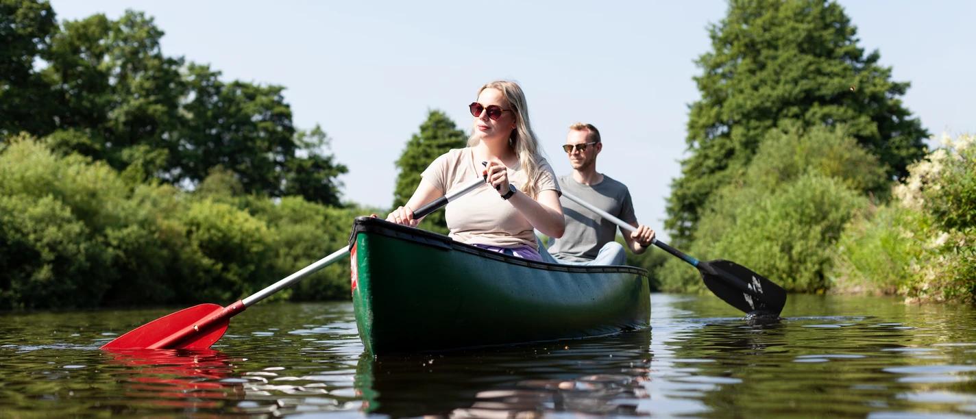 Paddeln auf der Hamme 2 mensen varen in een kano op de rivier de Hamme