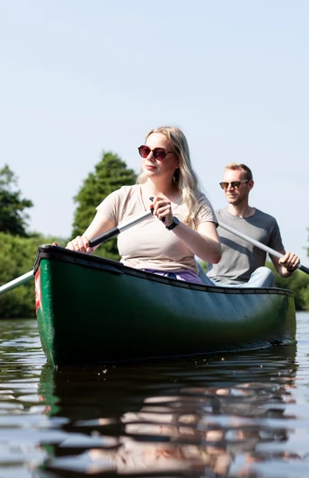 Paddeln auf der Hamme 2 Personen sind mit einem Kanu auf dem Fluss Hamme unterwegs