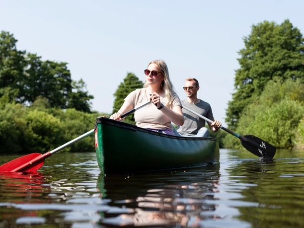 Paddeln auf der Hamme 2 Personen sind mit einem Kanu auf dem Fluss Hamme unterwegs