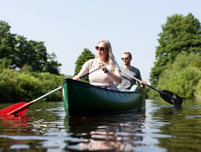 Paddeln auf der Hamme 2 Personen sind mit einem Kanu auf dem Fluss Hamme unterwegs2 people are traveling with a canoe on the river Hamme2 personer sejler i kano på floden Hamme.2 mensen varen in een kano op de rivier de Hamme