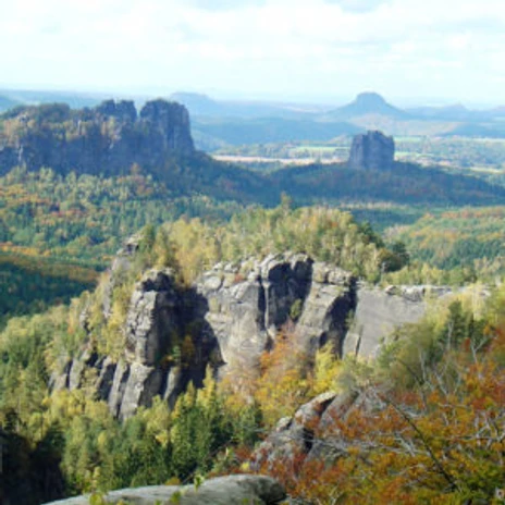 blick-vom-carolafelsen-Sch2-300x300.jpg Ausblick vom Carola-Felsen auf bewaldete Felsformationen in der sächsischen Schweiz.