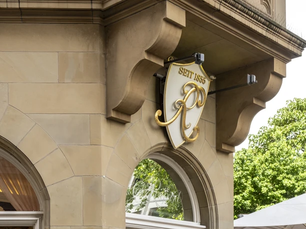 Cafe Reichard Einladender Haupteingang zum Cafe durch eine weiße Glastür.