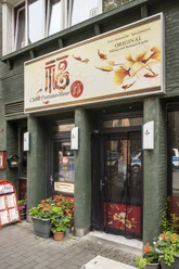 China Fortuna Haus Haupteingang zum Restaurant, darüber ein auffallend großes Schild mit Restaurantnamen und Floralen Details.