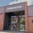 Cinenova Das Kino Cinenova befindet sich in einem roten Backsteingebäude mit einer modernen Glasfront, verziert mit kunstvollen Illustrationen. The Cinenova cinema is located in a red brick building with a modern glass facade adorned with artistic illustrations.