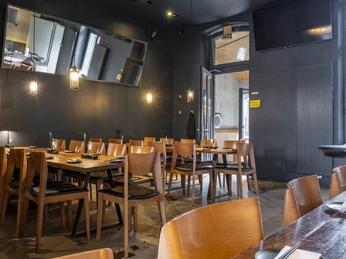 Daikan Izakaya Bar Dunkle Wände verleihen dem Raum eine Gemütlichkeit. Dark walls give the room a cozy feel.