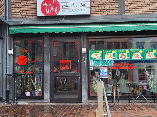 Asia Wok Vlotho Asia Wok Vlotho ist ein Schnellimbiss mit asiatischer Küche. Vor dem Eingang stehen Pflanzen.
