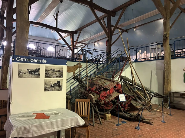 Landwirtschaftsmuseum Rhede (Ems) Ausstellungsraum im Landwirtschaftsmuseum mit historischen Geräten zur Getreideernte und Infotafeln