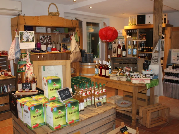 Hof Krone-Raue – Hofladen innen ©Emsland Tourismus GmbH (2).JPG Holzregale mit regionalen Produkten, Säften, Marmeladen und Geschenkartikeln im Hofladen.