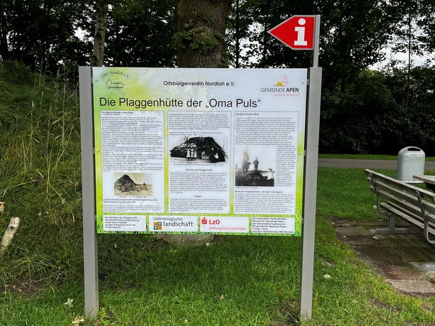 Plaggenhütte Nordloh 2024 Infotafel.jpg Die Infotafel der Plaggenhütte in Nordloh zeigt historische Fotos und Informationen zur "Oma Puls".