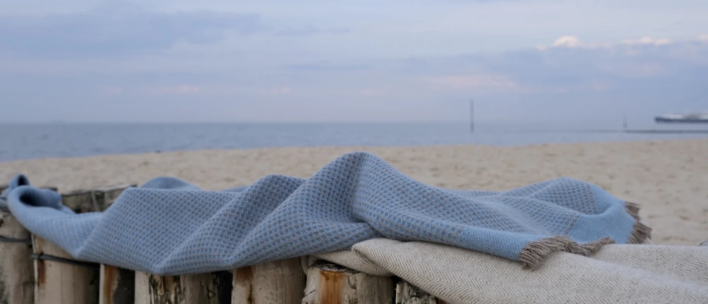 Coastlandwool-Wolldecken_am_Meer.jpg