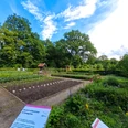 Biologische Station Nordholz Der Kräutergarten der Biologischen Station Nordholz mit üppigem Grün, Kräuterbeeten und Schautafeln.