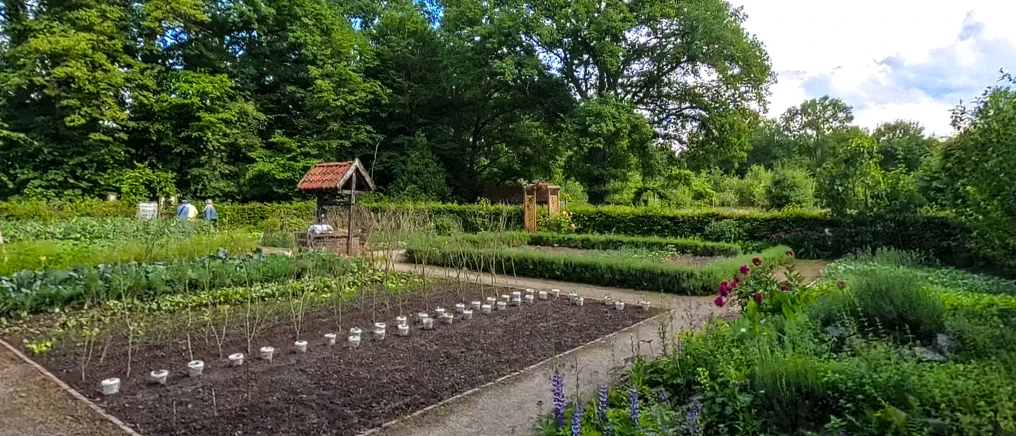 Biologische Station Nordholz Der Kräutergarten der Biologischen Station Nordholz mit üppigem Grün, Kräuterbeeten und Schautafeln.