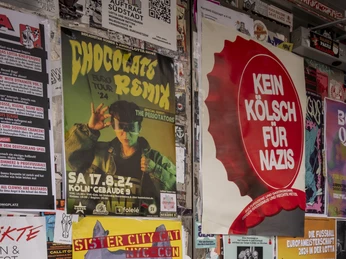 Lotta Bar Die Fassade von der Bar ist mit Plakaten beklebt, die Konzertankündigungen und andere Veranstaltungen bewerben.The façade of the bar is covered with posters advertising concerts and other events.