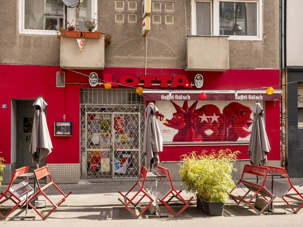 Lotta Bar Außenansicht Fassade der Bar. Der Barbereich ist rot gestrichen und über dem Eingang hängen fünf große Buchstaben, die den Namen Lotta tragen.