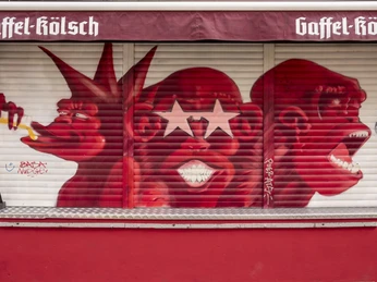 Lotta Bar Runtergefahrene Rollläden mit gespraytem Graffiti. Closed shutters with graffiti sprayed on them.