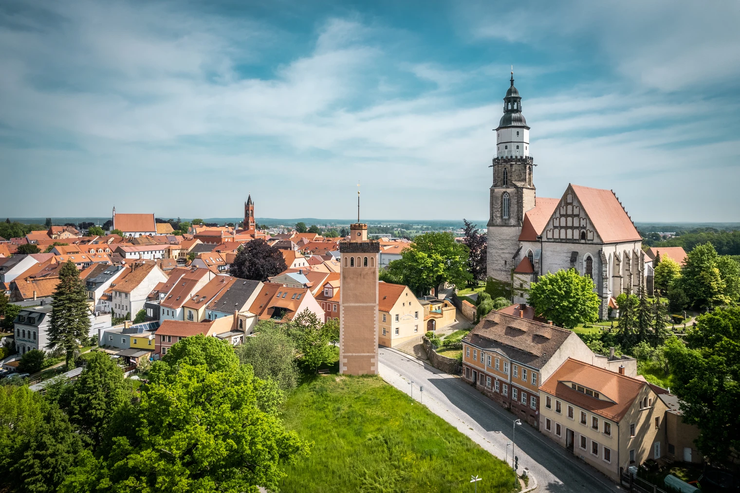 kamenz-st-marien-kirche-und-roter-turm-philipp-herfort-photography-0020.jpg St.-Marien-Kirche und Roter Turm dominieren Kamenzer Stadtansicht bei Sonnenschein und blauem Himmel.