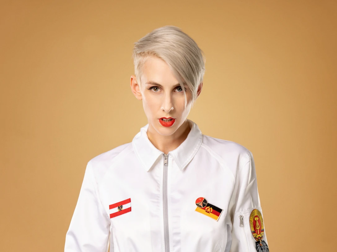 Lisa Eckhart Kaiserin Stasi die Erste Auftritt Aurich 2025 Lisa Eckhart Kaiserin Stasi die Erste Auftritt Aurich 2025