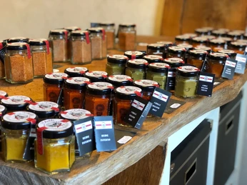 Hofladen Tisch mit Chilipasten Chilli Manufaktur Susanne Menke Lüneburger Heide