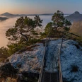 Aussicht von der Kaiserkrone Felsplateau mit Aussichtsplattform, umgeben von Nebel, Bäumen und weiter Landschaft im Hintergrund.Rocky plateau with viewing platform, surrounded by fog, trees and vast landscape in the background.Skalnatá plošina s vyhlídkovou plošinou, obklopená mlhou, stromy a rozlehlou krajinou v pozadí.Skalisty płaskowyż z platformą widokową, otoczony mgłą, drzewami i rozległym krajobrazem w tle.Rotsplateau met uitkijkplatform, omgeven door mist, bomen en weids landschap op de achtergrond.Altopiano roccioso con piattaforma panoramica, circondato da nebbia, alberi e un vasto paesaggio sullo sfondo.